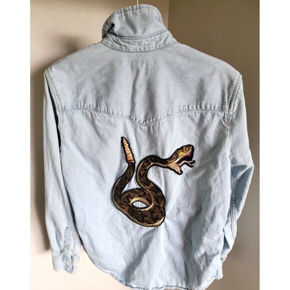 Levi’s Women’s M Light Wash Denim Western Snap Shirt Snake Patch Back - Picture 1 of 15